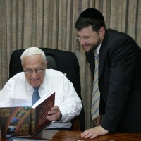 Chaim Walder (right) and Ariel Sharon (left), Israel's Prime Minister